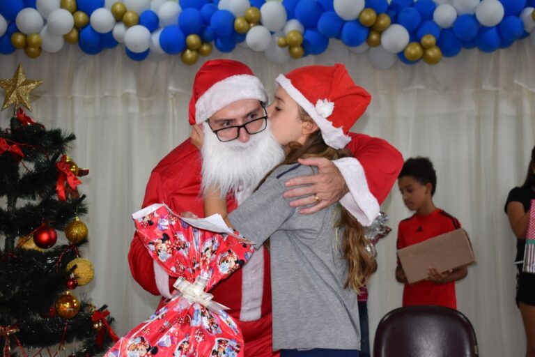 Estudantes da Escola Municipal Carmélia de Castro recebem visita e presentes do Papai Noel 