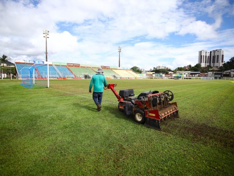 Gramado do Ronaldão recebe tratamento para os jogos da Caldense