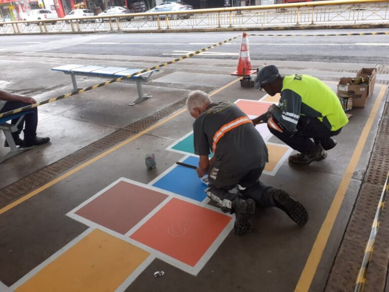 Demutran pinta Amarelinha para divertir crianças no Terminal de Linhas Urbanas