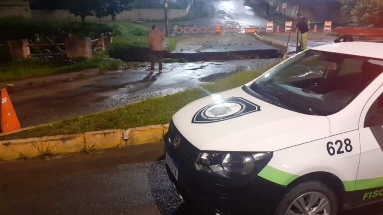 Chuva forte provoca estragos em várias regiões da cidade