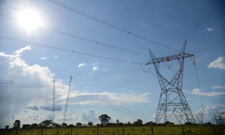 Bandeira tarifária nas contas de luz continua verde em março