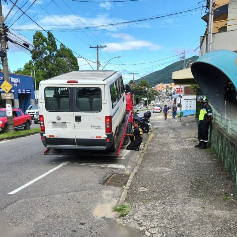 Fiscalização autua 19 veículos de transporte escolar em Poços