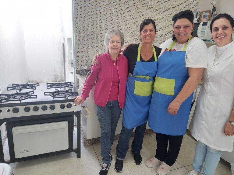 Café Cacon recebe doação de fogão novo e doa antigo para a Santa Casa 
