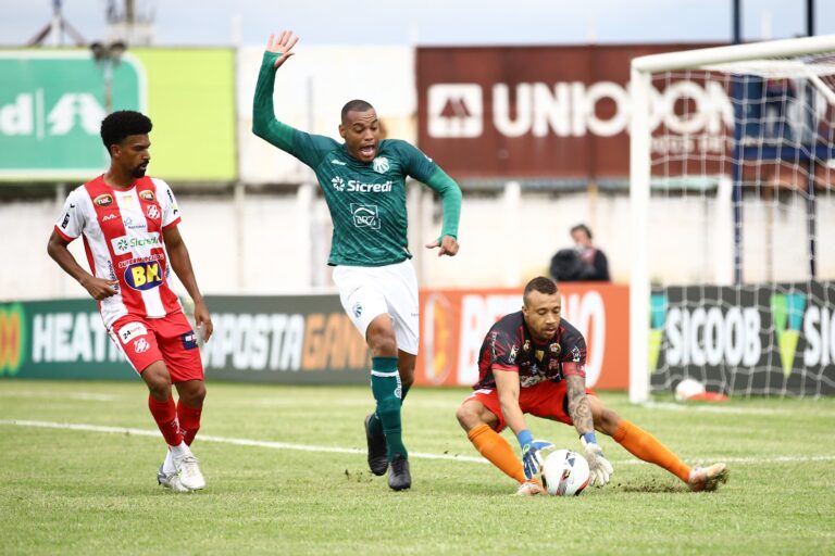 Na despedida da elite, Elissom fecha o gol, Caldense vence por 2 a 0 e rebaixa Democrata-SL