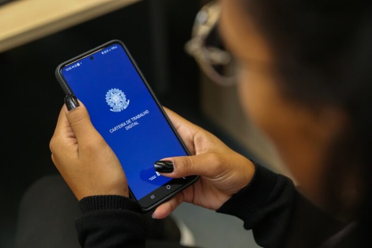 Painel do Sine anuncia 150 vagas de trabalho em Poços