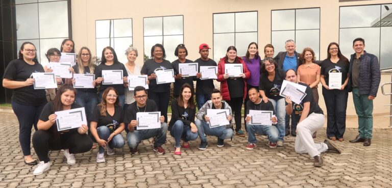 Projeto apoiado pelo Instituto Alcoa promove geração de renda para pais e alunos da APAE de Andradas