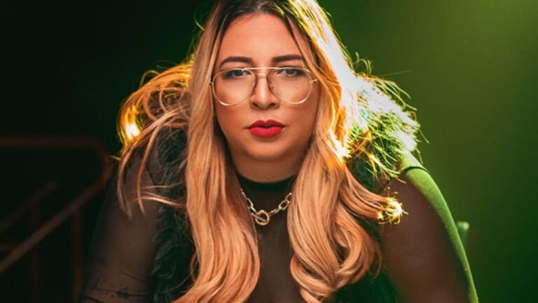 Cover oficial de Marília Mendonça canta no shopping de Poços no sábado, 13