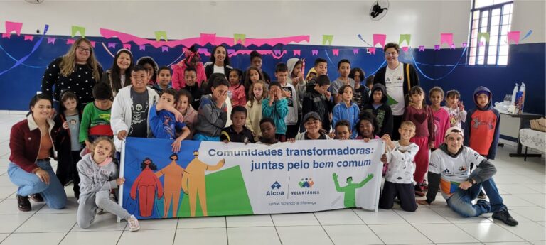 Voluntários da Alcoa realizam ação na Casa do Caminho