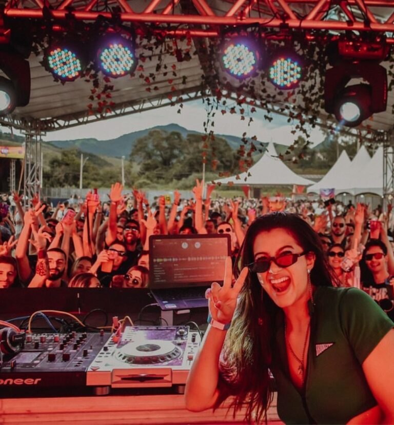 Isadbob comemora cinco anos de discotecam no Festival de Inverno