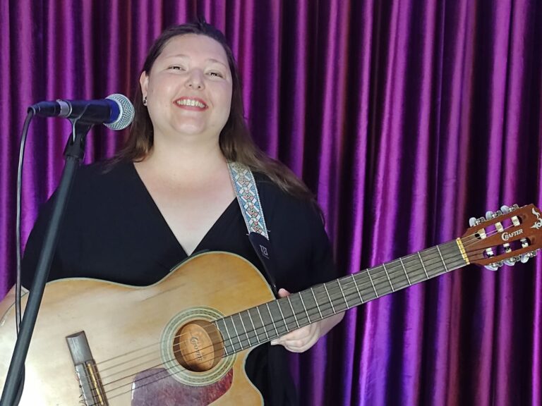 Cantora Fernanda Rossi prepara EP de lançamento de suas canções