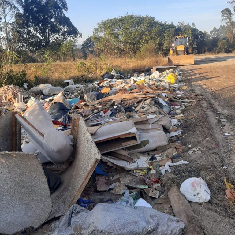 Descartes irregulares de lixo comprometem o meio ambiente na cidade