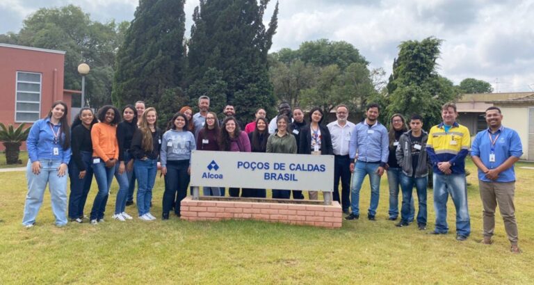 Estudantes do Instituto Federal Sul de Minas conhecem instalações da Alcoa Poços