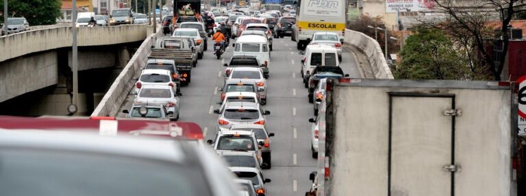 CRLV 2023 passa a ser exigido em Minas na sexta para veículos com finais de placa 1, 2 e 3