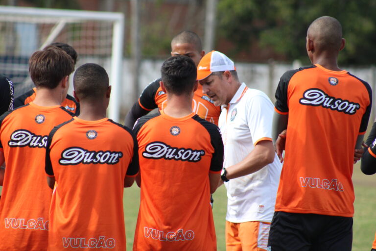 Vulcão treina no Ronaldão antes da estreia no Campeonato Mineiro