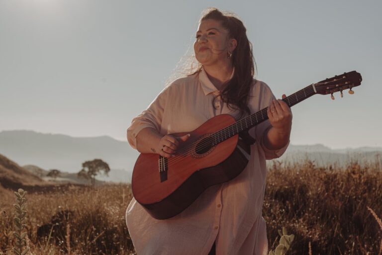 Nathalia Diniz é a convidada de domingo no “Música no Quintal do Arte Ziriguidum”