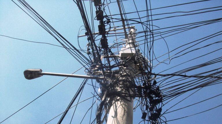 Governo cria normas para compartilhamento de postes de energia