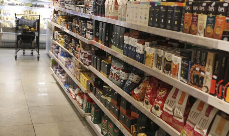 Novas regras para rótulos de alimentos valem a partir desta segunda