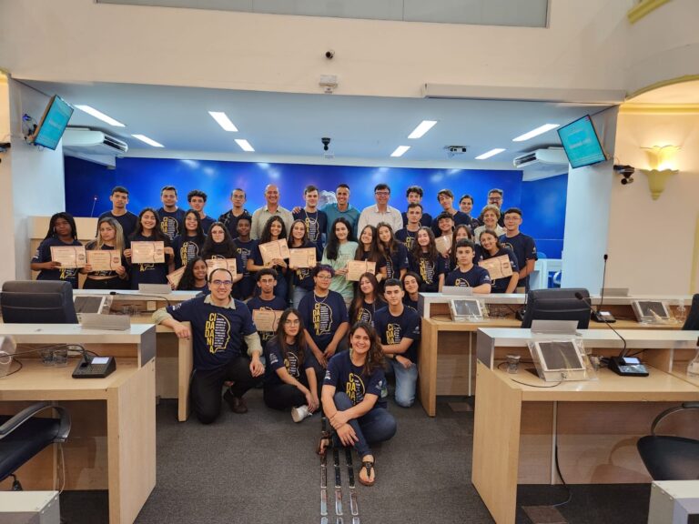 Câmara encerra Parlamento Jovem com entrega de certificados aos estudantes