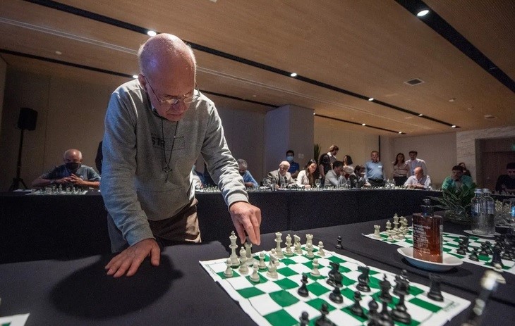 Simultânea de xadrez com Mequinho faz a festa de jogadores