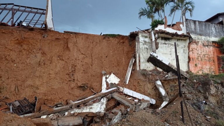 Chuva forte derruba muro no domingo à tarde