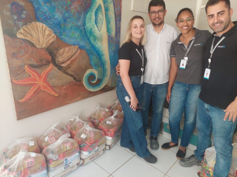 Colaboradores da empresa Docol doam 12 cestas básicas para o Café Cacon