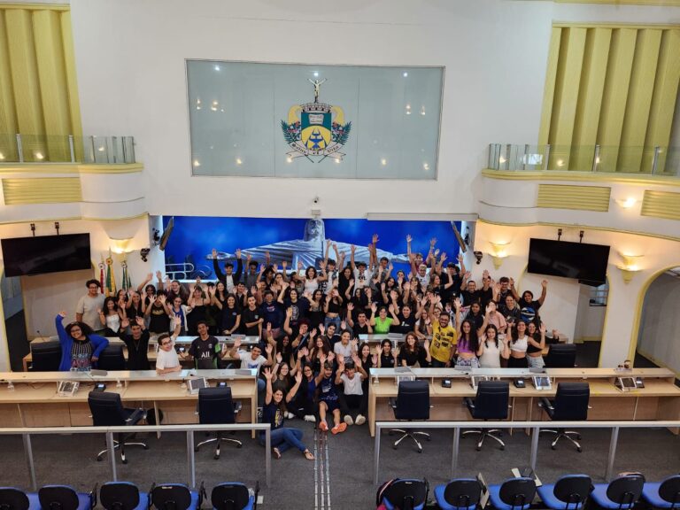 Lançamento do Parlamento Jovem reúne alunos de 11 escolas de Poços