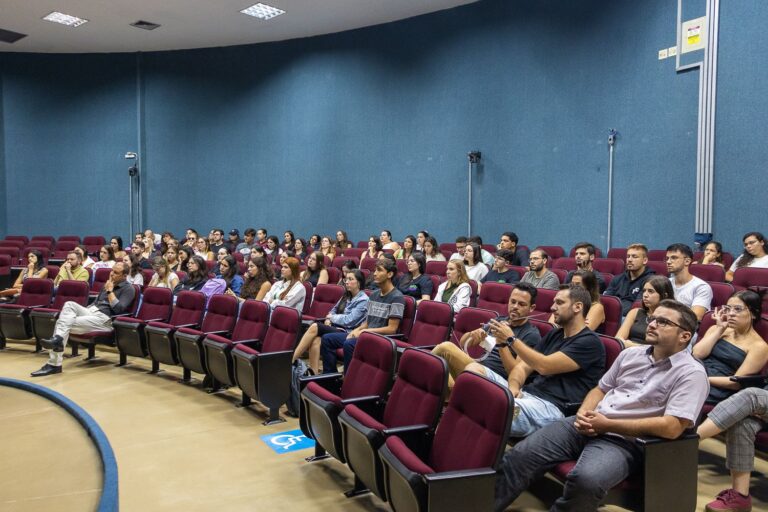 Cirurgia na Santa Casa é transmitida para alunos de Medicina da PUC Poços 