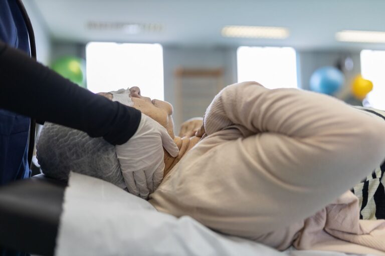 Pacientes que fizeram cirurgia de pálpebra passam por mutirão de drenagem linfática na Fisioterapia da PUC Poços
