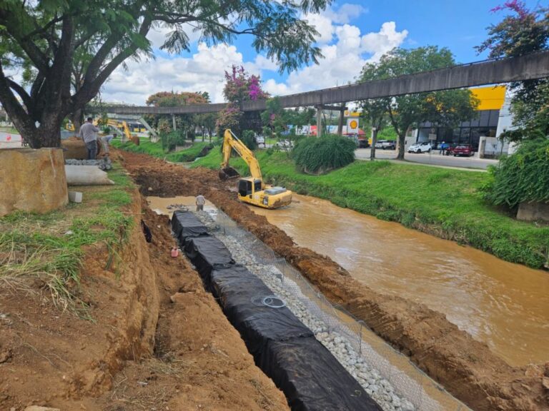 Ribeirão da avenida João Pinheiro recebe novas obras de contenção