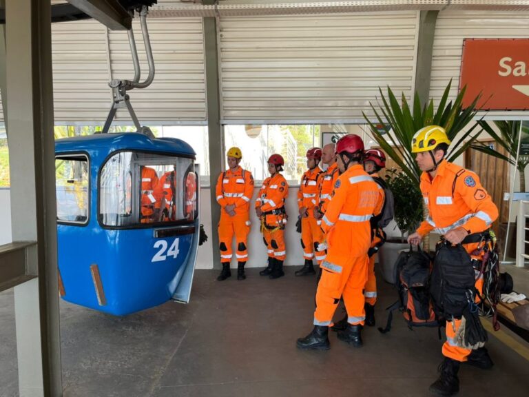 Corpo de Bombeiros faz treinamento de resgates no monotrilho e na trilha do Cristo