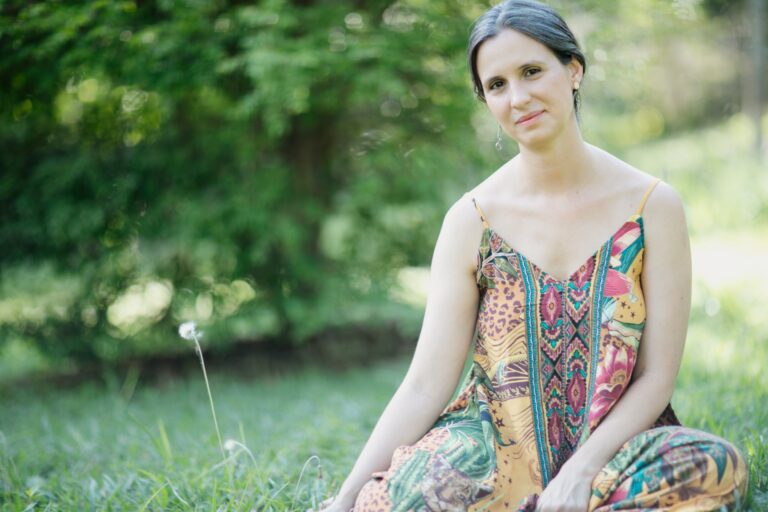 Nádia Campos faz show gratuito em Poços no domingo