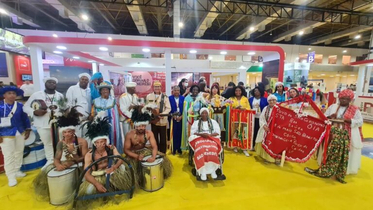 Ternos de congos e caiapós de Poços se apresentam em feira internacional da América Latina
