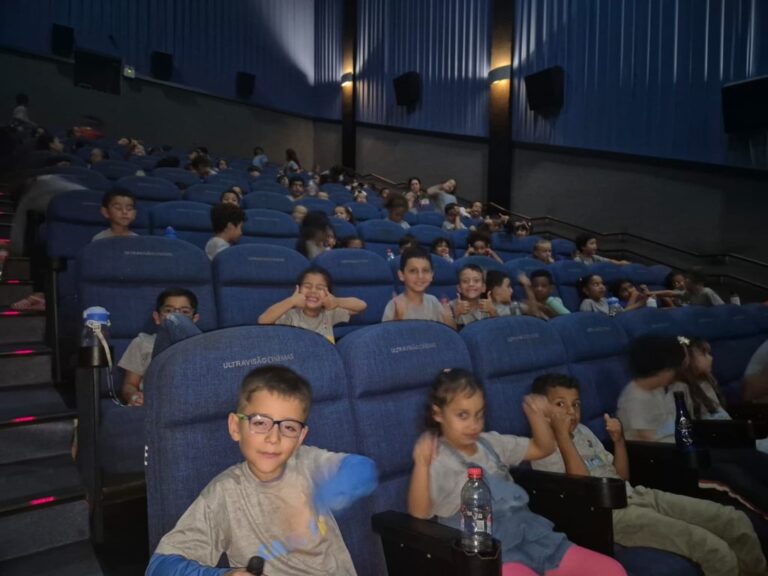 Estudantes da rede municipal de ensino vão ao cinema pela primeira vez