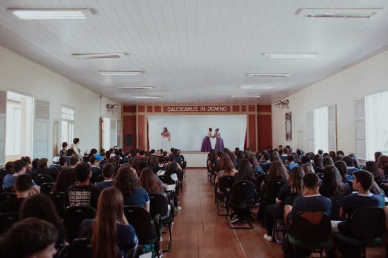 Cia de Teatro Conscius Dementia emociona escolas com o projeto “Circulação Carta ao Meu Corpo”
