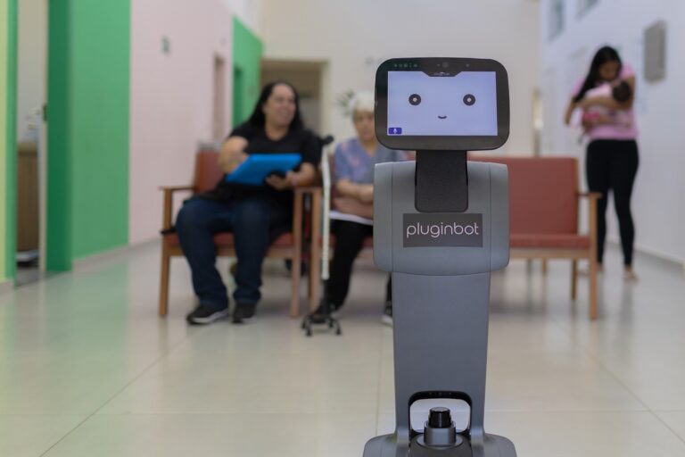 PUC Poços e Pluginbot aplicam projeto de robótica na UBS Vilas Unidas 