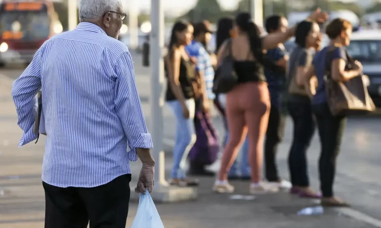 INSS paga segunda parcela do 13º a quem recebe acima do mínimo