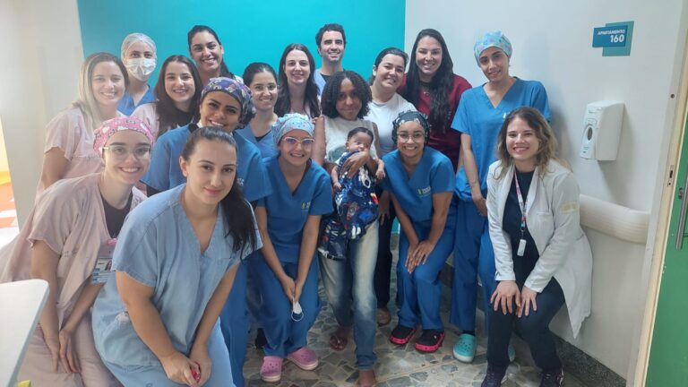 Prematuro, menino Yan recebe alta após seis meses na Santa Casa de Poços