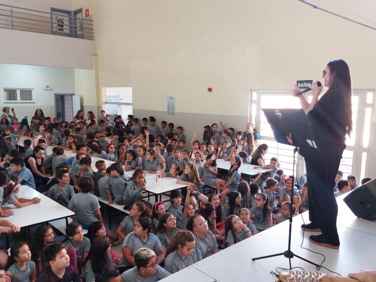 Fernanda Rossi encanta alunos em escolas de Poços com repertório de Rita Lee