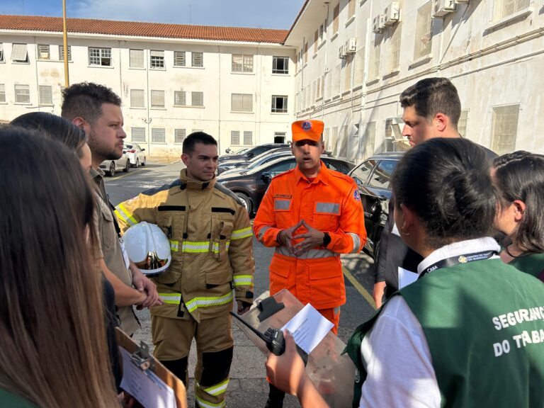 Bombeiros fazem simulação de incêndio na Santa Casa de Poços