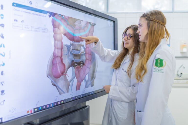 Curso de Medicina da PUC Poços recebe nota máxima, 5, em avaliação do MEC