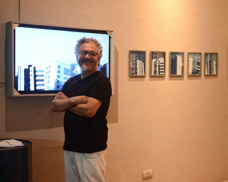 Exposição “Cidade Azul” reflete sobre a urbanização em Poços de Caldas 