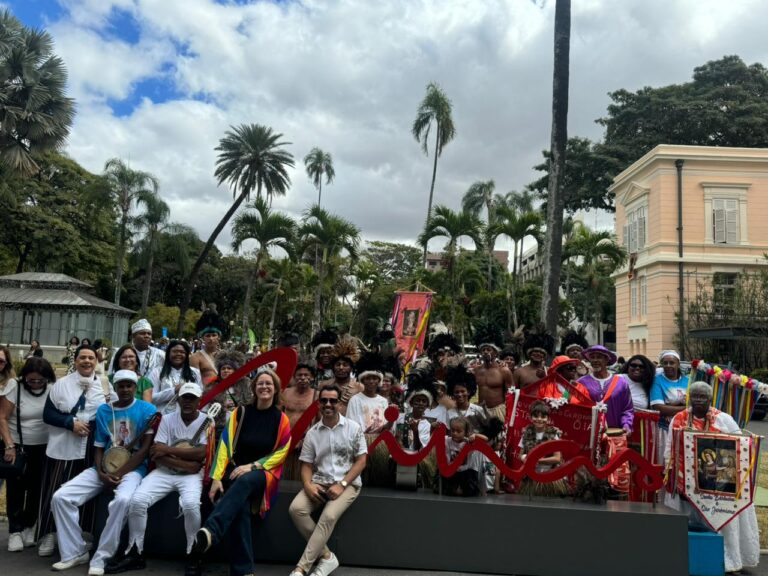 Congos e Caiapós representam a cultura popular de Poços em BH