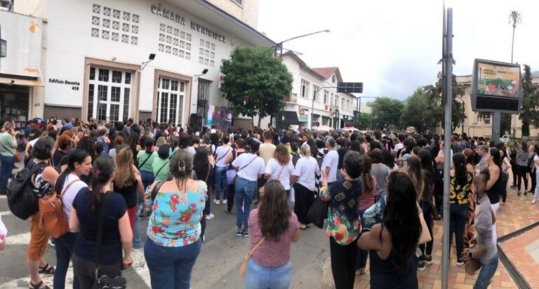 Prefeitura é multada em R$ 100 mil e condenada a restituir valores descontados de servidores
