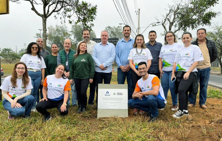 Alcoa planta 80 mudas de árvores na Avenida Mansur Frayha