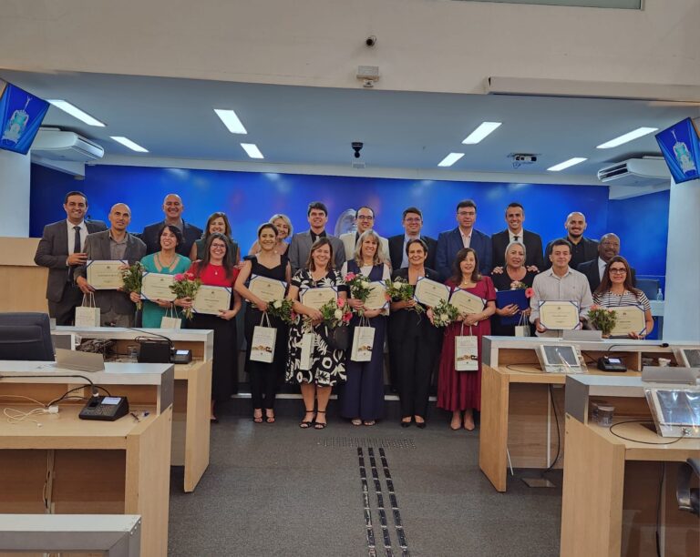 Câmara presta homenagem a professores de Poços