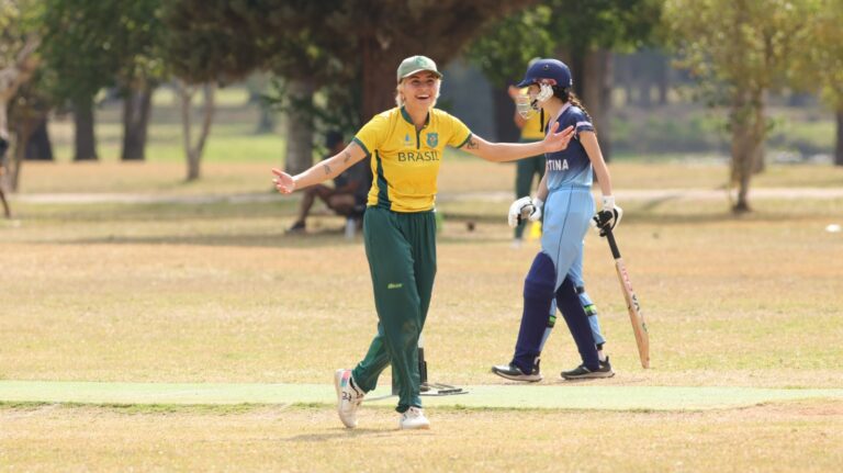 Estudante de fisioterapia de Poços se destaca na seleção brasileira de cricket