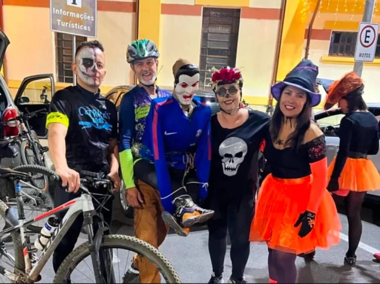 Passeio de bike halloween vira “Roleween” com patinadores, corredores e skatistas