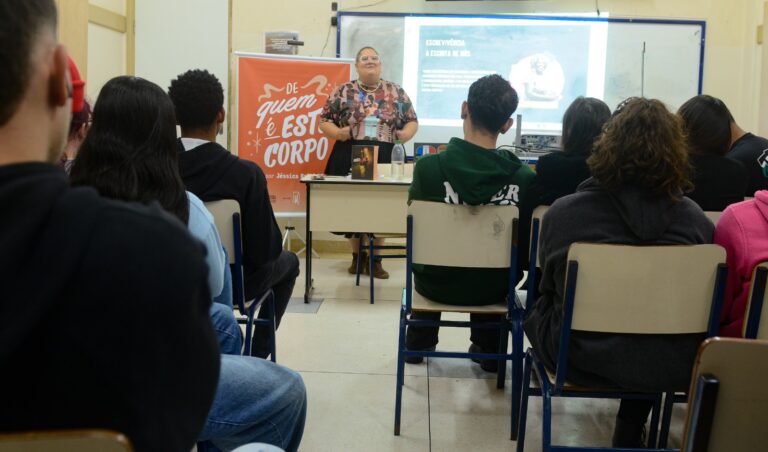 Fanzines e empoderamento – Jessica Balbino propõe oficinas para desafiar estereótipos entre jovens estudantes