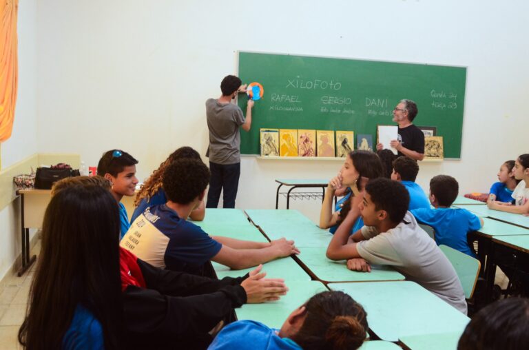Projeto cultural entrega cartões postais em escola rural nesta segunda, 18
