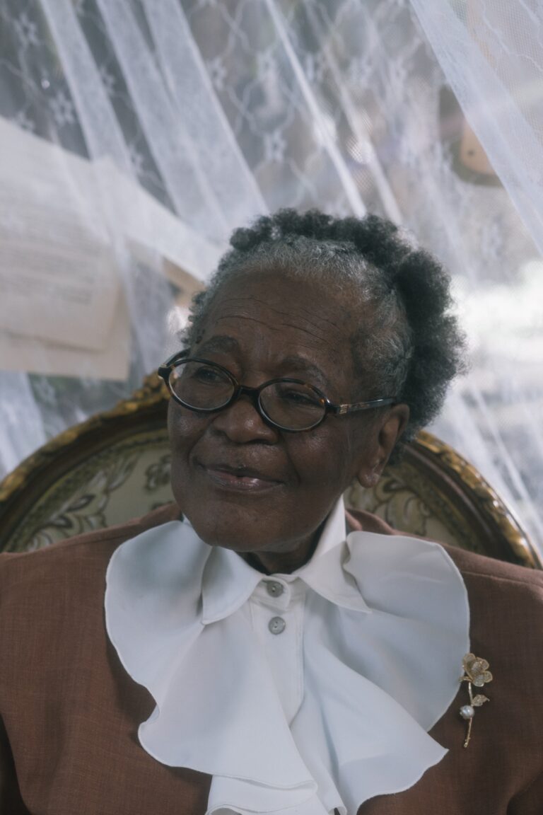 Flipoços 2025 traz avó da atriz Clara Moneke, Dona Maria Poeta com 87 anos para lançar antologia de poemas
